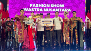 Putih Hitam Bold Monokrom Thumbnail Youtube Konten Podcast Kesehatan_20260829_121539_0000